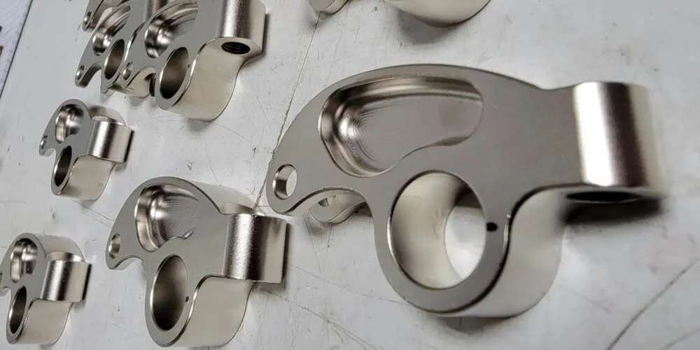 Močna CNC obdelava in vrtanje za nihajne roke: 12 dokazanih vpogledov za visoko zmogljive avtomobilske komponente 1 CNC rezkanje